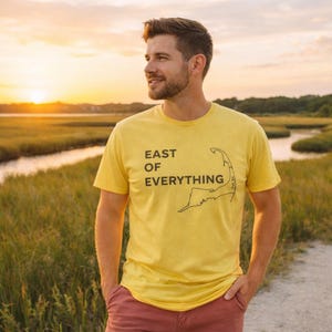 Camiseta East of Everything Cape Cod / Camiseta minimalista costera / Regalo para casa de playa en Massachusetts