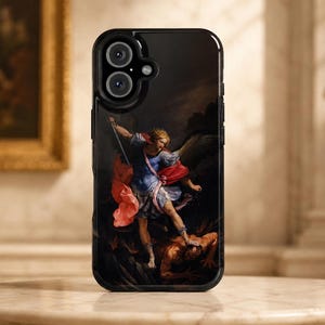 Puede incluir: Una funda de smartphone negra con la reproducción de una pintura clásica que muestra una figura alada con túnicas azules y rojas sobre una figura caída. La funda tiene un recorte para cámara de doble lente en la parte superior y acabado brillante.