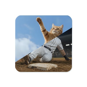 Puede incluir: Un posavasos cuadrado con una imagen compuesta de la cabeza de un gato atigrado naranja sobre el cuerpo de un jugador de béisbol. La figura se desliza hacia una base blanca en un campo de tierra, vistiendo un uniforme blanco a rayas.