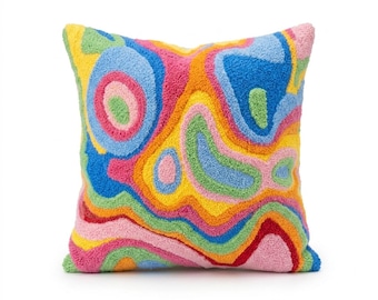Almofada artesanal de lã tufada, colorida e com estampa geométrica – 100% feita à mão.