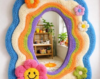 Espelho artesanal com textura ondulada: moldura colorida com estampa de flores, arte descolada.