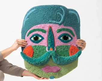 Tapete de parede artesanal tufado com retrato abstrato surrealista, arte têxtil, decoração de parede boho exclusiva em fibra.