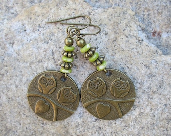 Búhos enamorados pendientes de encanto - pendientes de cuentas vintage verdes - pendientes de pájaro - pendientes de encanto de búho - pendientes de búho - búhos con pendientes de corazón