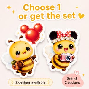 Könnte beinhalten: Zwei niedliche Bienenaufkleber. Eine Biene hält einen roten Ballon, die andere eine rosa Kamera. Der Text lautet "Wähle 1 oder hol dir das Set" und "2 Designs verfügbar". Ein Herz und Sterne sind ebenfalls enthalten.