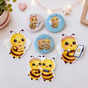 Könnte beinhalten: Eine Sammlung von runden Ansteckbuttons und gestanzten Aufklebern mit Cartoon-Bienen. Die Motive zeigen Bienen mit Geschenkkartons, Bienen mit Blumenkränzen und Bienen, die Smartphones halten, in den Farben Gelb, Schwarz und Blau.