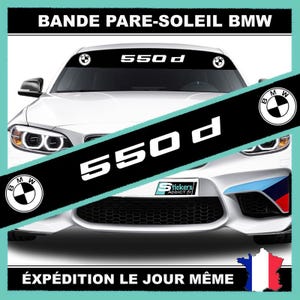 Könnte beinhalten: Schwarzes Banner mit weißem Text "550 d" und "BANDE PARE-SOLEIL BMW" auf einem weißen BMW. Das Banner zeigt auch BMW-Logos. Der Text "ÉXPÉDITION LE JOUR MÊME" steht unten. Das Auto hat blaue, rote und weiße Akzente.