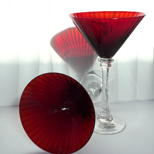 Pier 1 Ruby Red Ribbed Martini Glazen Set van 2, Mondgeblazen Glas, Niet Meer In Productie