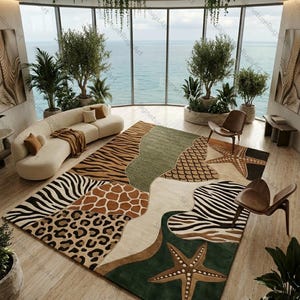Op de afbeelding: Een groot vloerkleed met een patchwork-ontwerp met dierenprints zoals zebra, luipaard en giraf, samen met een zeester en groene en beige secties. Het kleed ligt in een kamer met een gebogen bank en grote ramen met uitzicht op de oceaan.