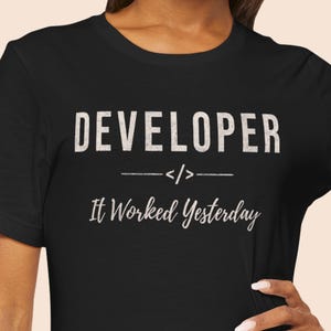 Programmierer T-Shirt | "Es hat gestern funktioniert" Lustiges Software-Entwickler-Shirt