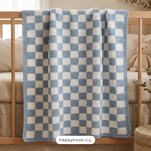 Peut inclure: Une couverture en crochet à carreaux bleus et blancs drapée sur un lit bébé en bois. La couverture présente un motif carré répétitif bleu clair et blanc. La bordure est bleu clair uni. Le texte "happyhook club" est visible.
