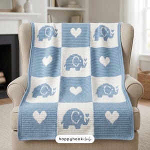 Può includere: Una coperta all'uncinetto con un motivo a griglia di quadrati alternati azzurri e bianchi. Il design presenta motivi ripetuti di elefanti e cuori in colori contrastanti. Il testo "happyhookclub" è stampato nella parte inferiore centrale.