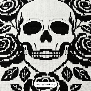 Puede incluir: Dise&ntilde;o de ganchillo en blanco y negro con una calavera rodeada de rosas. La calavera est&aacute; centrada, con dientes y cuencas de los ojos detalladas. Las rosas est&aacute;n en plena floraci&oacute;n, con hojas y tallos. El texto "happyhookclub" est&aacute; en la esquina inferior derecha.