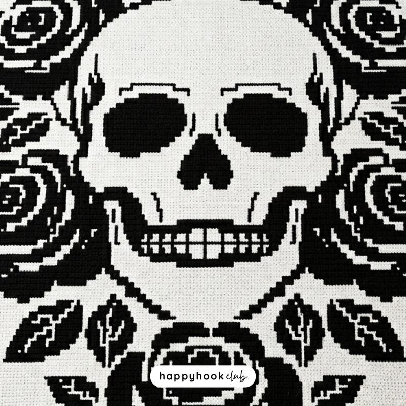 Puede incluir: Dise&ntilde;o de ganchillo en blanco y negro con una calavera rodeada de rosas. La calavera est&aacute; centrada, con dientes y cuencas de los ojos detalladas. Las rosas est&aacute;n en plena floraci&oacute;n, con hojas y tallos. El texto "happyhookclub" est&aacute; en la esquina inferior derecha.