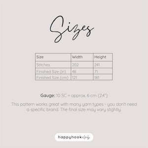 Puede incluir: Gr&aacute;fico color crema con la palabra "Sizes" en escritura cursiva. Una tabla muestra las dimensiones en pulgadas y cent&iacute;metros, incluyendo un tama&ntilde;o final de 121 cm x 181 cm. El texto tambi&eacute;n incluye informaci&oacute;n sobre la muestra y el tipo de hilo.