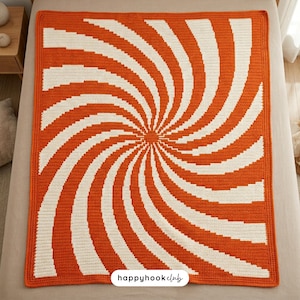Peut inclure: Une couverture carrée au crochet avec un motif en spirale orange et blanc. La couverture présente un motif répétitif de rayures incurvées qui rayonnent à partir du centre. Le texte "happyhook club" est dans le coin inférieur droit.
