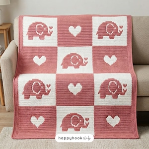 Peut inclure: Une couverture en crochet présentant un motif en grille de carrés alternés rose poudré et blancs. Le design affiche des motifs répétitifs d'éléphants et de cœurs dans des couleurs contrastées. Le texte "happyhookclub" est imprimé en bas au centre.