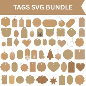 Pode incluir: Uma coleção de várias etiquetas de papel castanho em diferentes formas e tamanhos, incluindo hexágonos, corações e círculos. Algumas etiquetas apresentam elementos decorativos como flocos de neve e bordas costuradas. O texto "TAGS SVG BUNDLE" é exibido no topo.