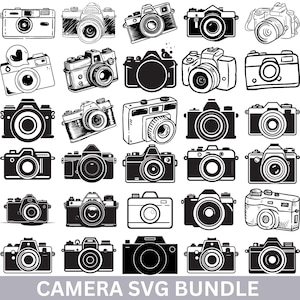 Könnte beinhalten: Eine Sammlung von dreißig schwarz-weißen Strichzeichnungen verschiedener Kameras, darunter Digital-, Film- und Vintage-Modelle, angeordnet in einem Raster mit dem Text CAMERA SVG BUNDLE in weißer Schrift am unteren Rand.