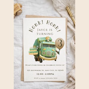 Puede incluir: Invitación de cumpleaños con un camión volquete verde de dibujos animados, pastel y globo. El texto dice "Honk! Honk! Jayce cumple 3 años." Texto adicional incluye detalles del evento e información de RSVP.