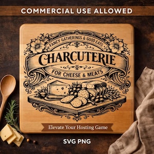 Op de afbeelding: Vierkante houten charcuterieplank met gegraveerde tekst en illustraties. De plank bevat de woorden "CHARCUTERIE" en "FOR CHEESE & MEATS". Het ontwerp bevat afbeeldingen van kaas, druiven en crackers. De tekst "Elevate Your Hosting Game" is ook aanwezig.