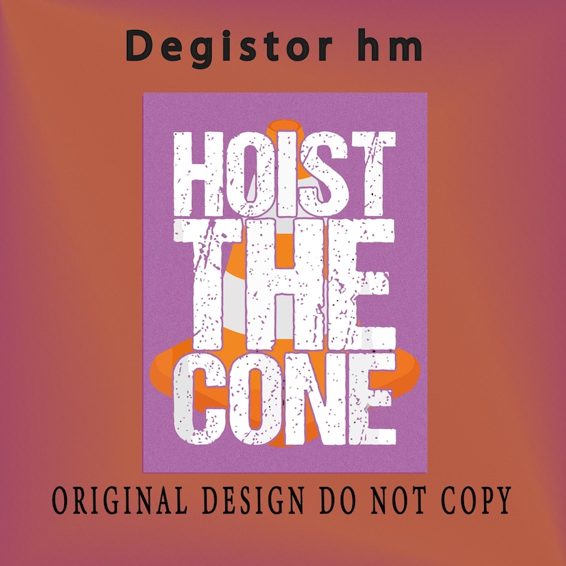 Puede incluir: Dise&ntilde;o gr&aacute;fico con el texto "HOIST THE CONE" en blanco, fuente desgastada, sobre un cono de tr&aacute;fico de dibujos animados sobre un fondo p&uacute;rpura. Las palabras "ORIGINAL DESIGN DO NOT COPY" est&aacute;n en la parte inferior.