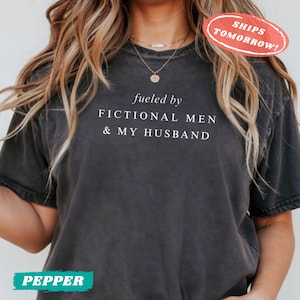 Camiseta "Alimentada por Homens Fictícios e Meu Marido", Camiseta Divertida para Esposa, Presente para Mãe Amante de Livros, Cores Confortáveis, Camiseta BookTok, Presente para Ela, Uma Bibliófila Selvagem