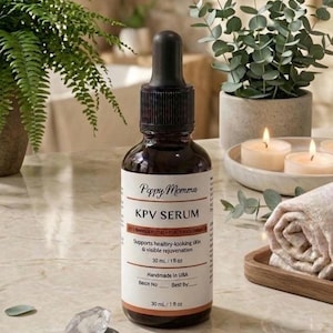 Può includere: Un flacone in vetro ambrato scuro con tappo contagocce nero contenente KPV SERUM di Poppy Momma. L'etichetta bianca presenta testo nero, incluso il volume 30 ml / 1 fl oz e la frase Supports healthy-looking skin & visible rejuvenation.