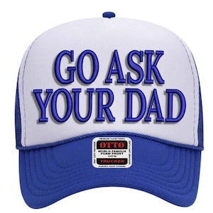 Puede incluir: Gorra de camionero azul y blanca con el texto bordado "GO ASK YOUR DAD". La gorra tiene una parte trasera de malla y un cierre a presión. El panel frontal es blanco y la visera es azul.