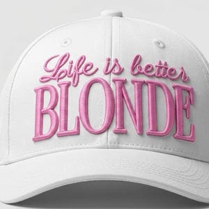Puede incluir: Gorra de béisbol blanca con la frase bordada en rosa "Life is better BLONDE". La gorra tiene una visera curva y una correa ajustable. Un accesorio de moda para el uso diario.