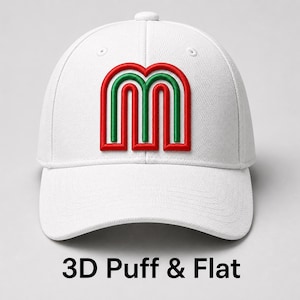 Puede incluir: Gorra de béisbol blanca con un diseño bordado en rojo, verde y blanco de la letra "M". La gorra tiene una visera curva y un botón en la parte superior. El texto "3D Puff & Flat" está impreso en negro en la parte inferior.