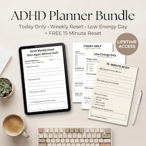 Op de afbeelding: ADHD Planner Bundle met een tablet, papieren en een toetsenbord. De tablet toont een plannerpagina met de titel "ADHD Weekly Reset". De papieren bevatten sjablonen voor "Today Only", "Low Energy Day" en "15-Minute Reset". Het toetsenbord is beige en roze.
