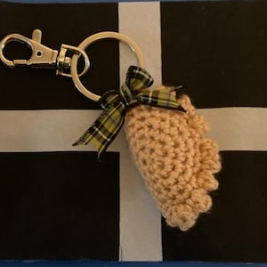 Virkat korniskt pasty-nyckelringsmönster