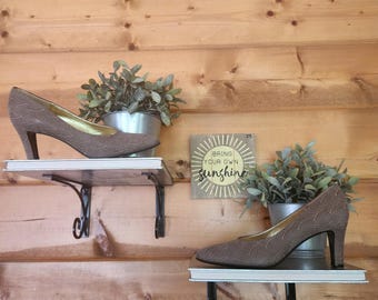 Escarpins BRUNO MAGLI vintage Italie, cuir taupe à motif circulaire, talon de créateur, pointure 7,5 AA
