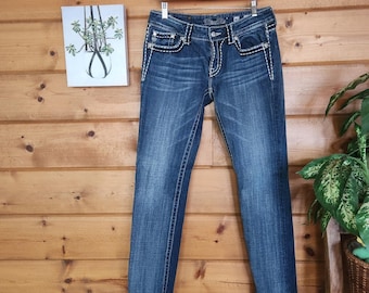 Calça jeans skinny Miss Me com bordado e tachas, modelo western JS5014S33 DK69, tamanho 30 (tamanho americano).