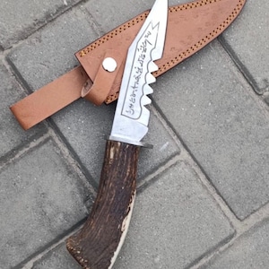 Réplica artesanal da faca Demoníaca de Ruby — Item colecionável inspirado em Supernatural — Cabo de chifre de veado autêntico com bainha — Presente perfeito para fãs.