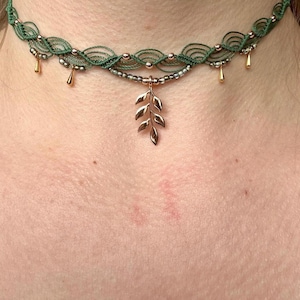 Naszyjnik makramowy, kolia makramowa ze złotymi koralikami i zawieszką, małe szklane koraliki - Pomysł na prezent - Ręcznie robiony