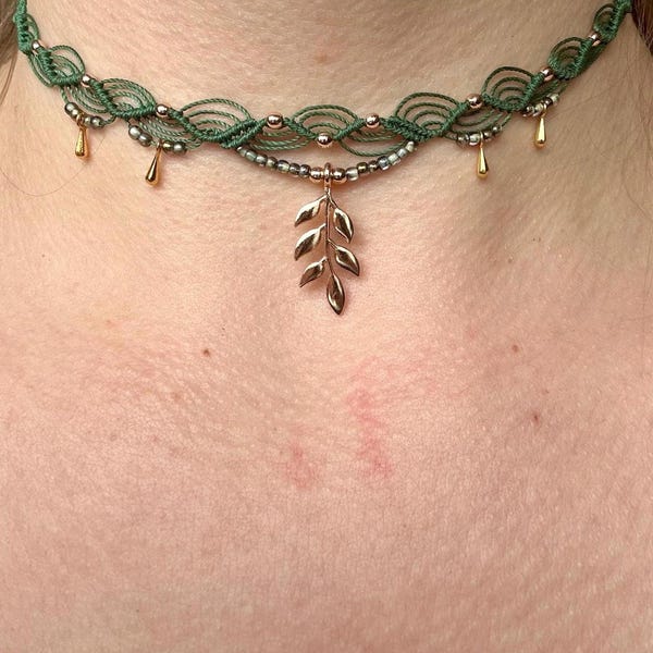 Makramee Halskette, Macrame Choker mit goldenen Perlen und Anhänger,  kleinen Glasperlen  - Geschenkidee  - Handgefertigt