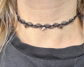 Makramee Halskette, Macrame Choker mit goldenen Perlen und Edelsteinen  - Geschenkidee  - Handgefertigt