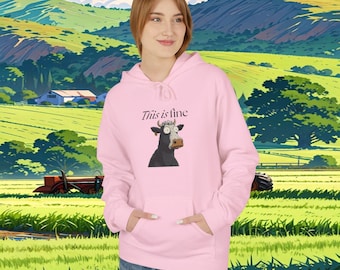 Bluza z kapturem This Is Fine Cow | Zabawna ilustracja krowy, sarkastyczna sztuka zwierzęca, bluza unisex