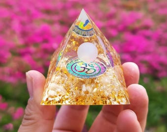 Piramide di orgone con simbolo Om / Generatore di energia con scaglie d'oro / Decorazione per la guarigione spirituale