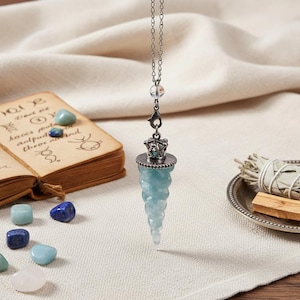 Könnte beinhalten: Eine weiße Keramik-Tasse mit schwarzem Henkel und dem Text "But First, Coffee" in schwarzer, fetter Schrift. Die Tasse steht auf einer weißen Oberfläche.