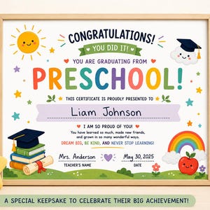 Peut inclure: Certificat de fin d'études préscolaires encadré, avec des illustrations colorées. Le texte dit : « Félicitations ! Vous l'avez fait ! Vous êtes diplômé de la maternelle ! » et comprend le nom de l'enfant, le nom de l'enseignant et la date.