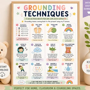 Könnte beinhalten: Ein gerahmtes Poster mit dem Titel "Grounding Techniques" in bunten Buchstaben. Das Poster enthält 12 illustrierte Techniken zur Emotionsbewältigung mit Text und Bildern. Ein Teddybär und eine Vase mit Grünzeug befinden sich im Vordergrund.