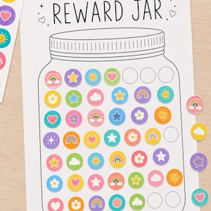 Pode incluir: Um quadro de recompensas branco com um desenho de linha preta de um pote de vidro e o texto MY REWARD JAR no topo. O pote contém fileiras de espaços circulares, alguns preenchidos com adesivos coloridos de arco-íris, estrelas, sóis, flores e corações.