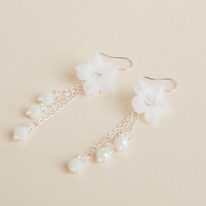 Boucles d&#39;oreilles de mariée fleurs et perles - bijoux de mariée - Accessoires de mariée - Boucles de mariée
