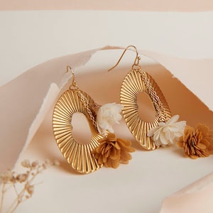 Boucles d&#39;oreilles asymétriques dorées et fleurs