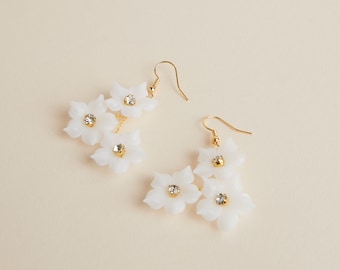 boucles d'oreilles mariage fleurs d'argile blanches - accessoires de mariée