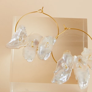 Boucles d&#39;oreilles créoles de mariée perles de culture