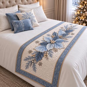 Könnte beinhalten: Ein Bettläufer und passende Zierkissen mit einer cremefarbenen, gesteppten Basis, die mit blauen Weihnachtssternen, Stechpalmenblättern und Schneeflocken bestickt ist. Der Läufer hat einen blauen Rand und die Kissen zeigen Schneeflocken.