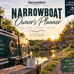 Könnte beinhalten: Ein digitaler Planer für Narrowboat-Besitzer mit dem Text NarrowMoto, Boats Journeys Freedom, Narrowboat Owner's Planner, Plan Track Maintain Explore, A Calmer Life On The Water, Good Journeys Ahead, Canal Days Happier Ways und More Than A Boat It's A Lifestyle.